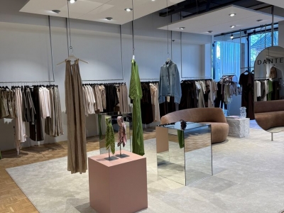 Why mirrored plinths attract so much attention in shop windows